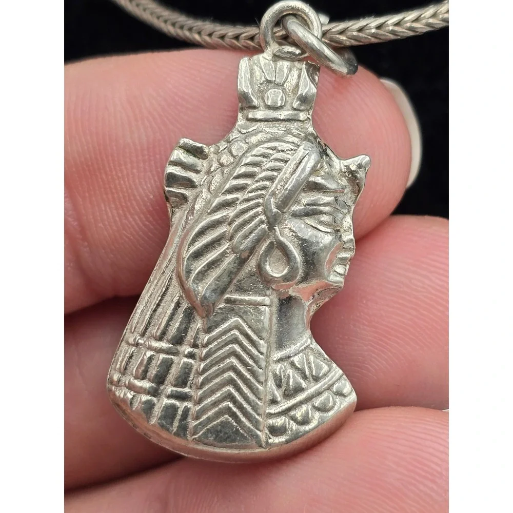 Unbranded egyptian nefertiti